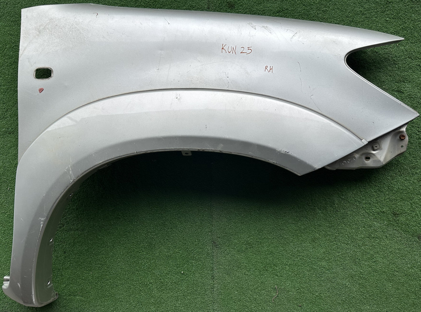 TOYOTA VIGO KUN25 FRONT FENDER WITH HOLE SILVER RH (FFWH016)