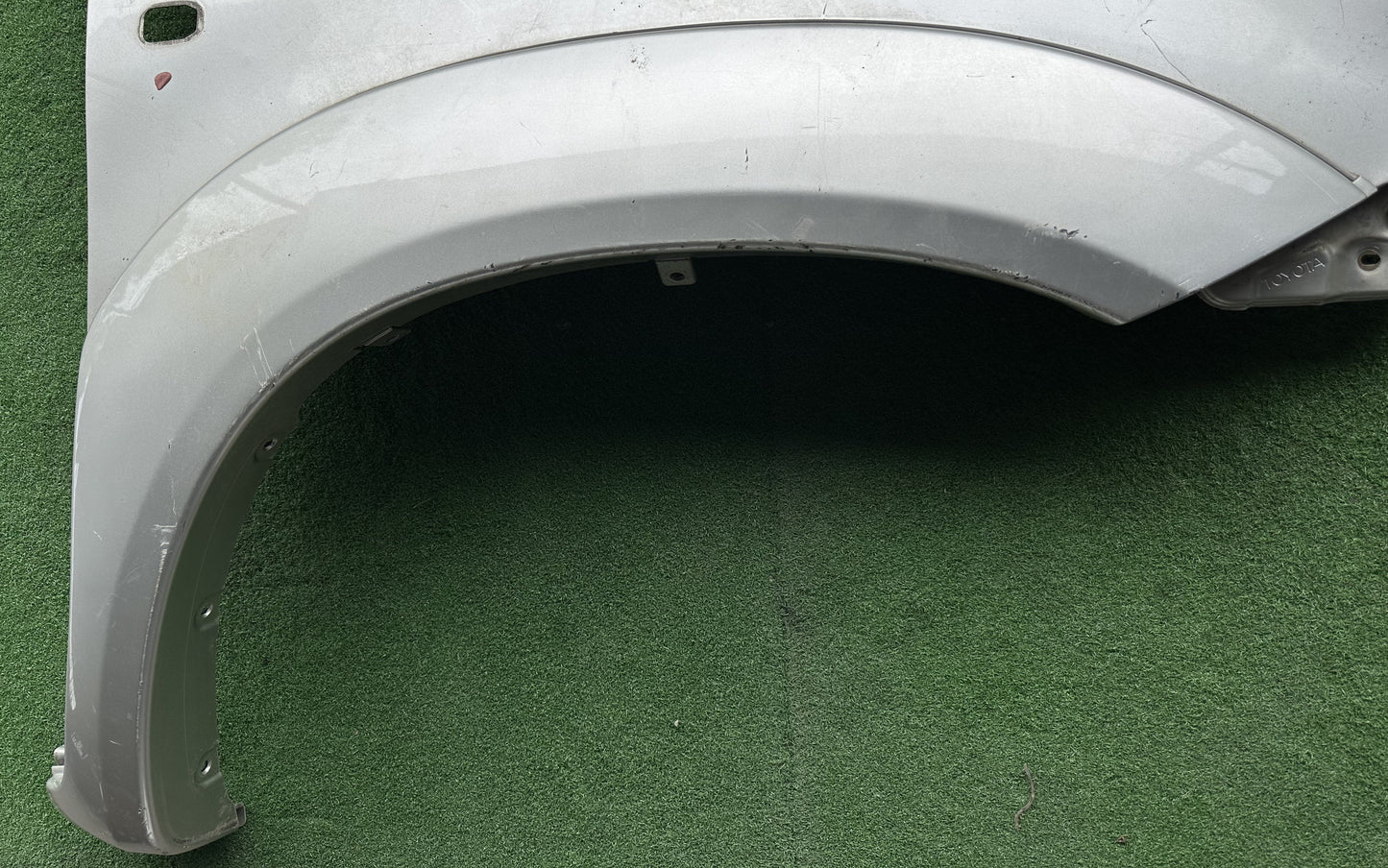 TOYOTA VIGO KUN25 FRONT FENDER WITH HOLE SILVER RH (FFWH016)