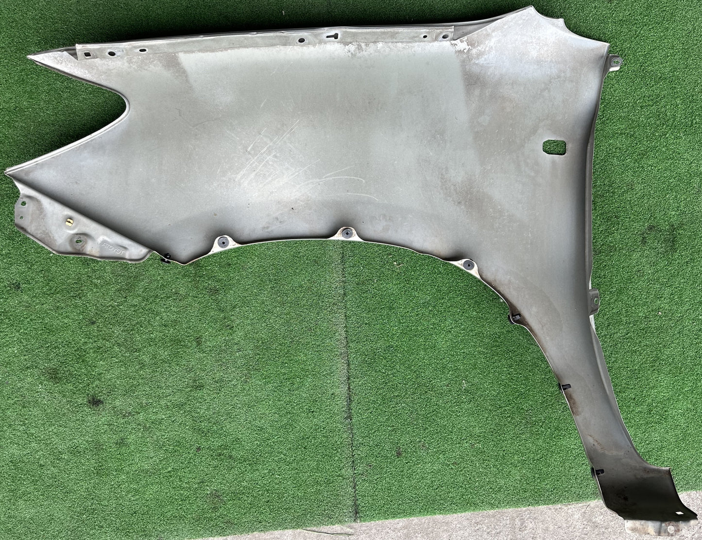 TOYOTA VIGO KUN25 FRONT FENDER WITH HOLE SILVER RH (FFWH017)