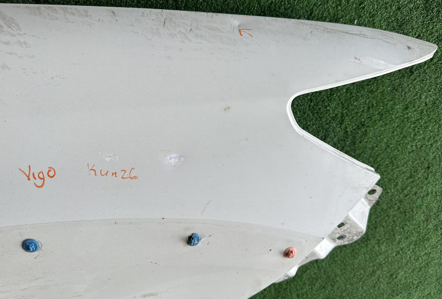 TOYOTA VIGO KUN26 FRONT FENDER WITHOUT HOLE WHITE RH (FFWH021)