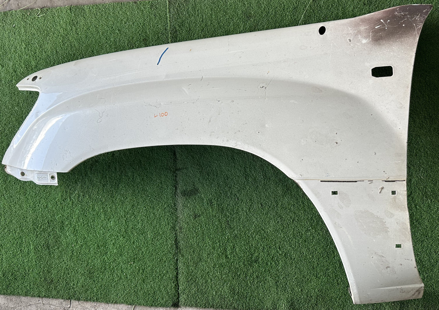 TOYOTA LAND CRUISER L100 FRONT FENDER WITH HOLE WHITE LH (FFWH022)