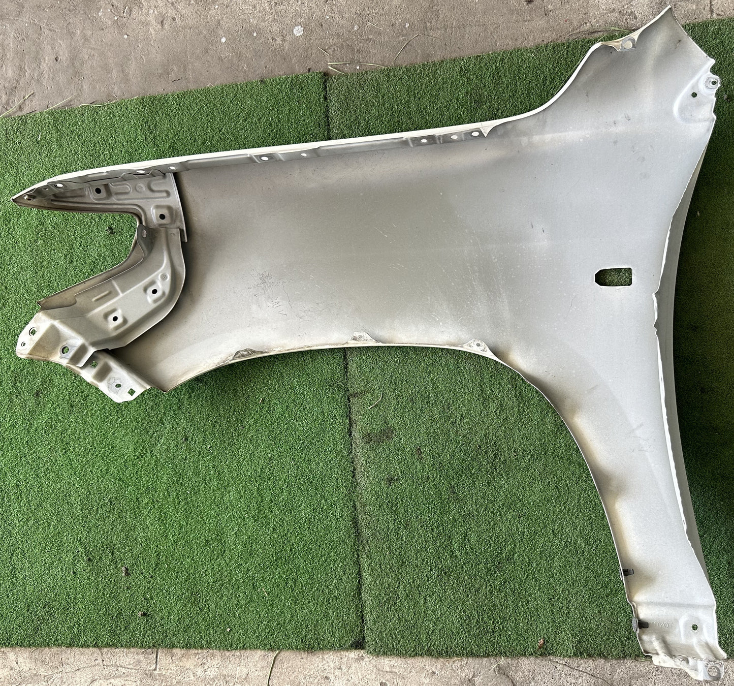 TOYOTA LAND CRUISER L200 FRONT FENDER WITH HOLE WHITE RH (FFWH026)