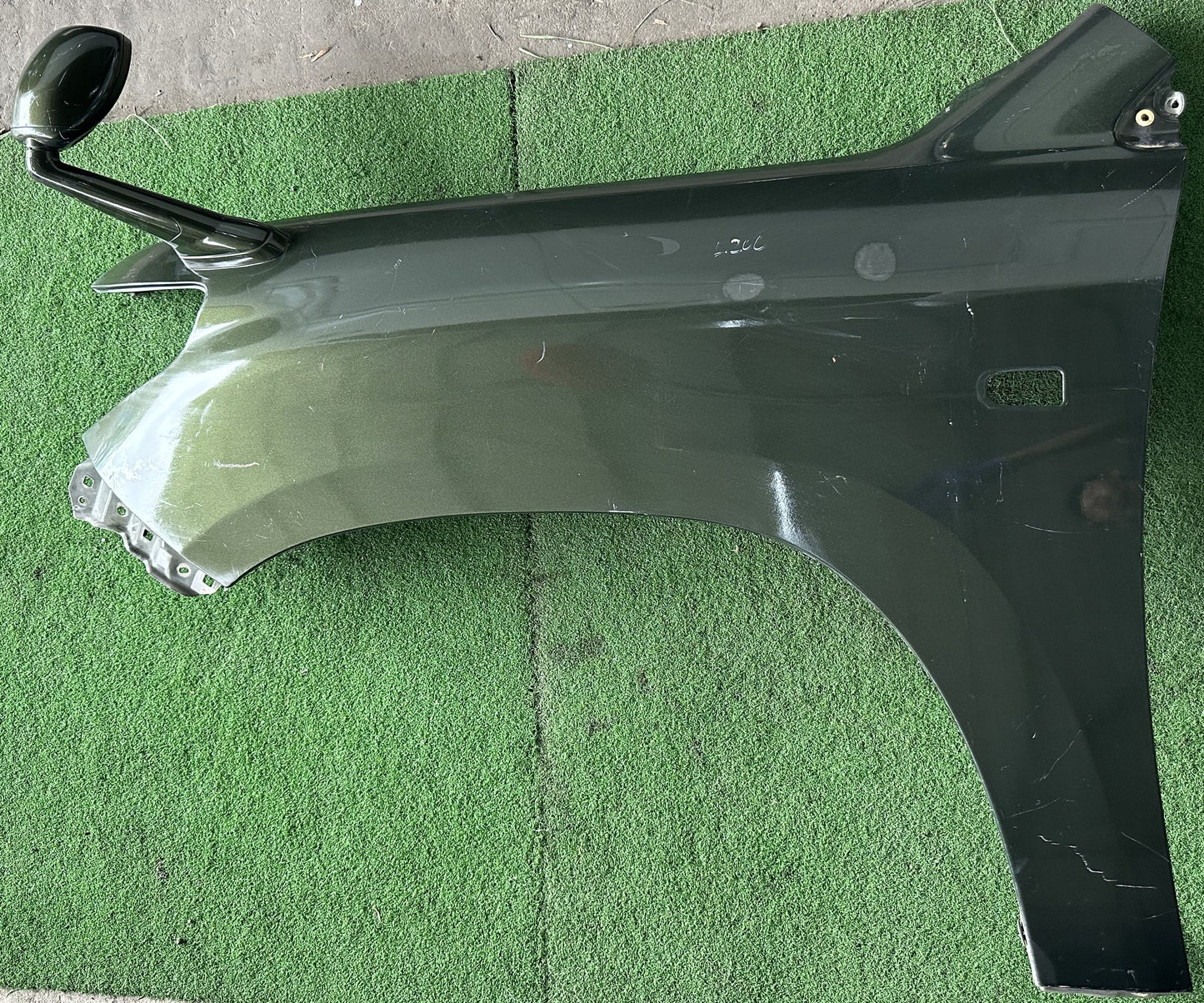 TOYOTA LAND CRUISER L200 FRONT FENDER WITH HOLE GREEN LH (FFWH029)