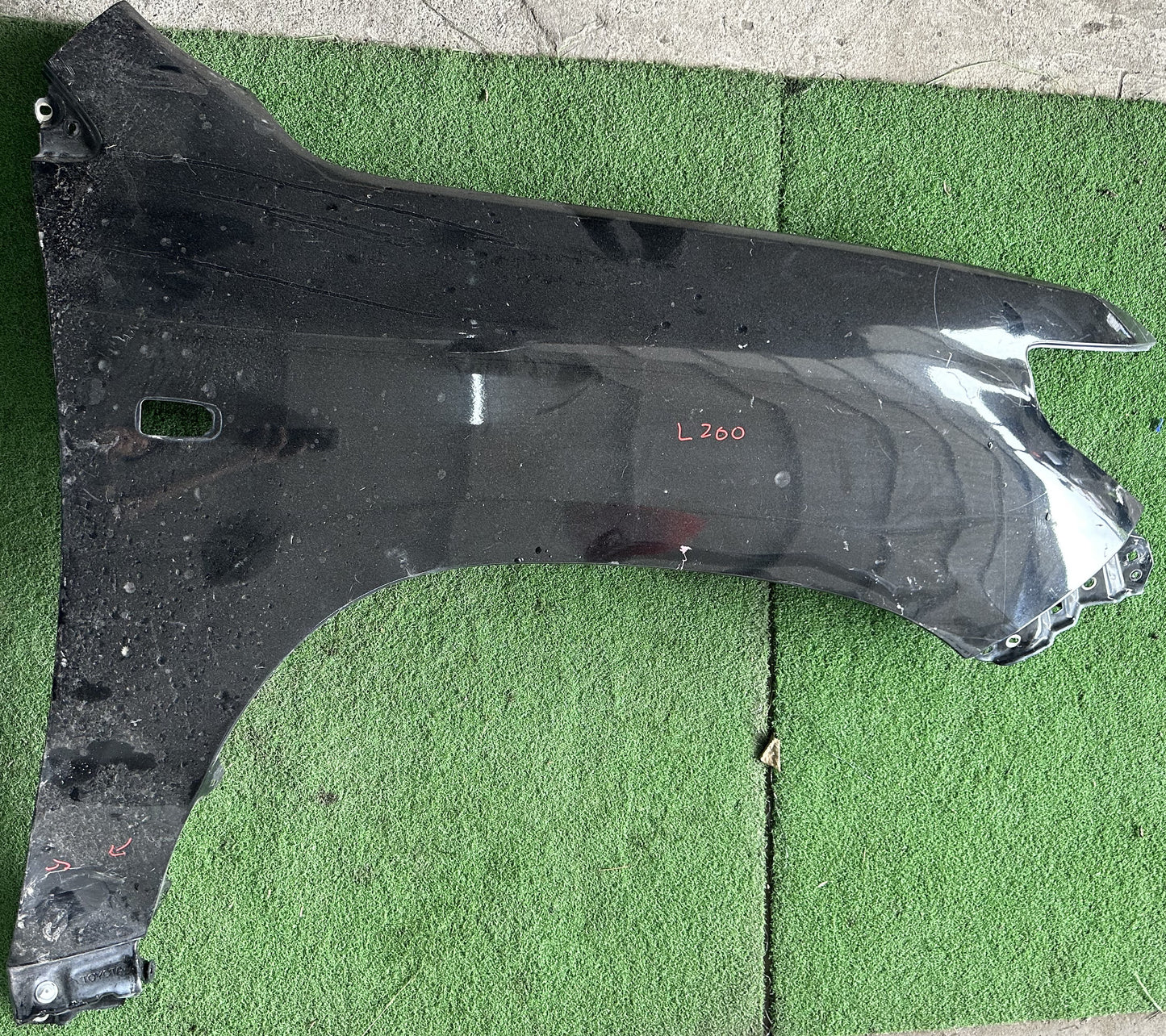 TOYOTA LAND CRUISER L200 FRONT FENDER WITH HOLE BLACK RH (FFWH030)