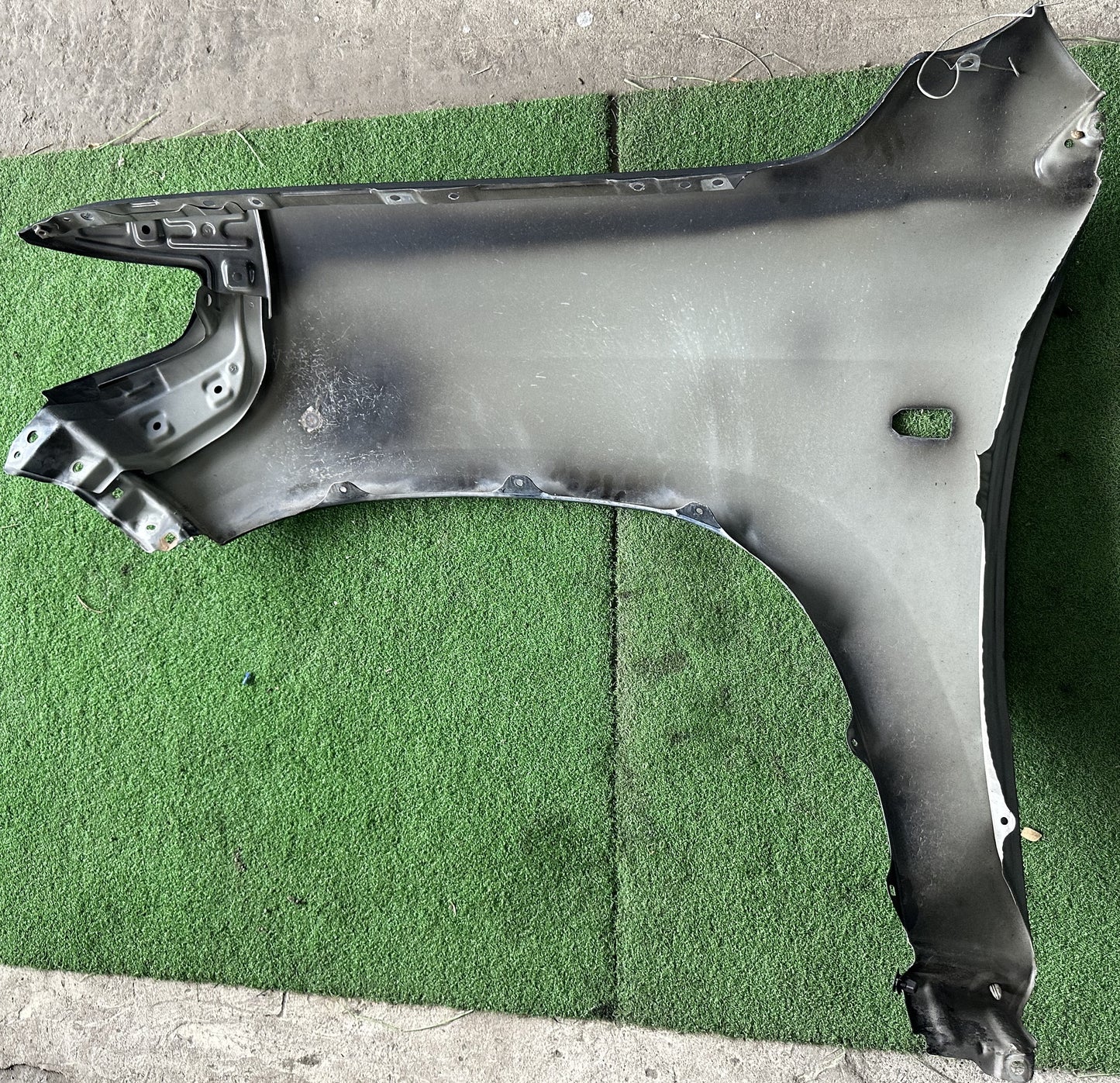 TOYOTA LAND CRUISER L200 FRONT FENDER WITH HOLE BLACK RH (FFWH030)