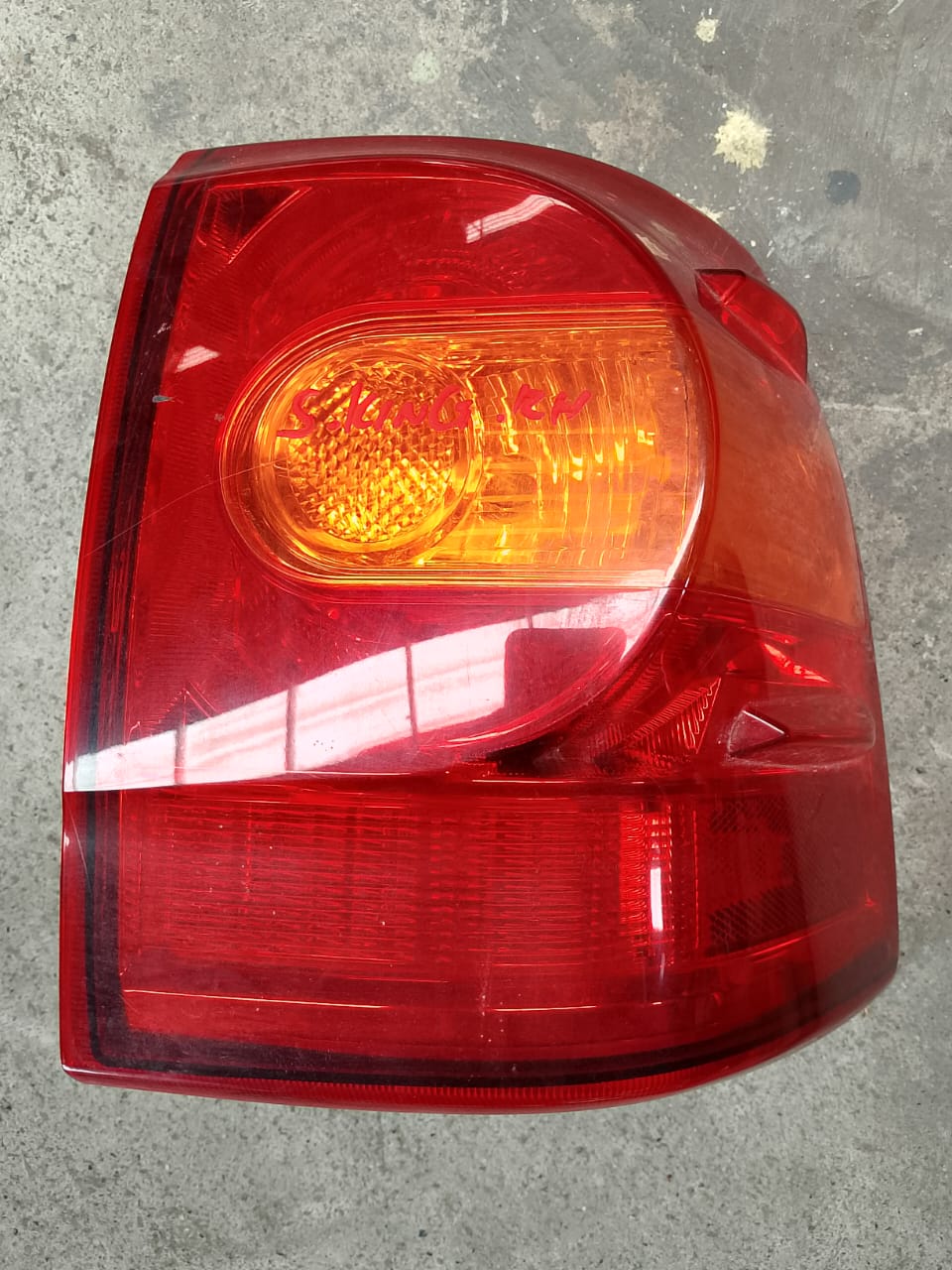 TOYOTA SUPER KING L200 TAIL LAMP OUTER RH