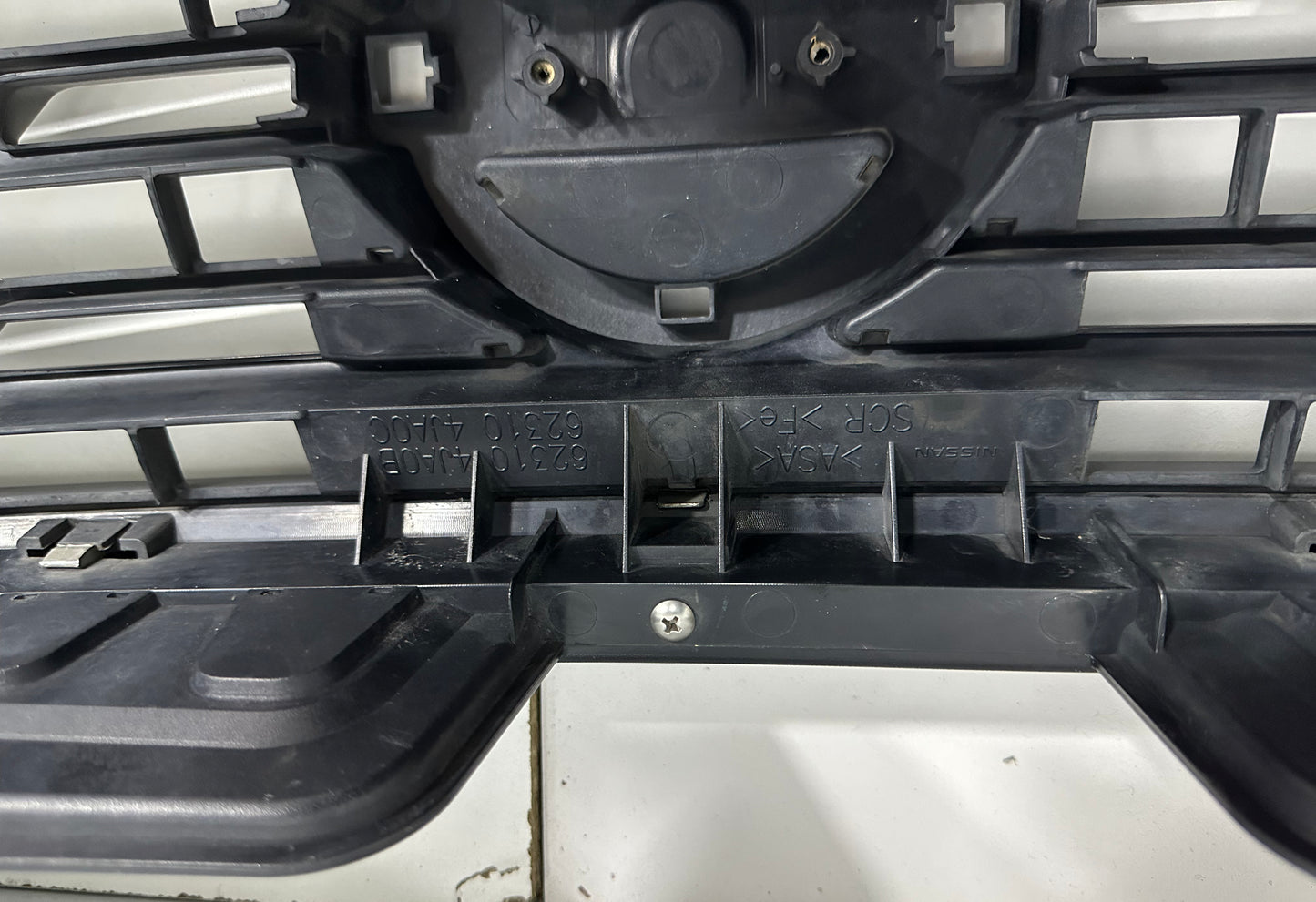 NP300 FRONT GRILLE CHROME (B) (62310-4JA0B)