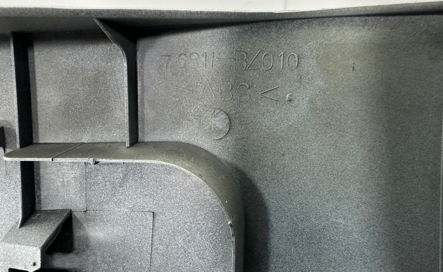 PERODUA MYVI D73A TAIL GATE MOLDING (WHITE) (76811-BZ010-1)