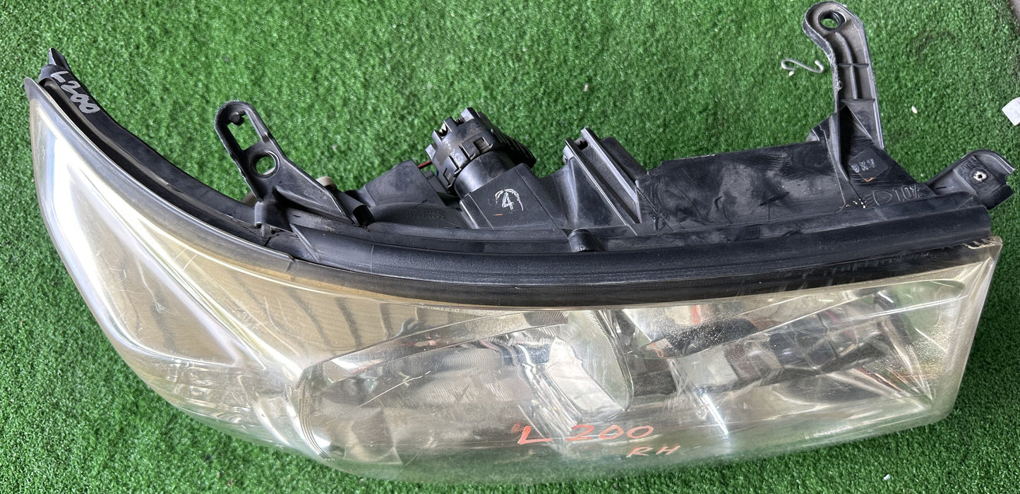 TOYOTA LAND CRUISER L200 HEAD LAMP RH (81130-60D12)