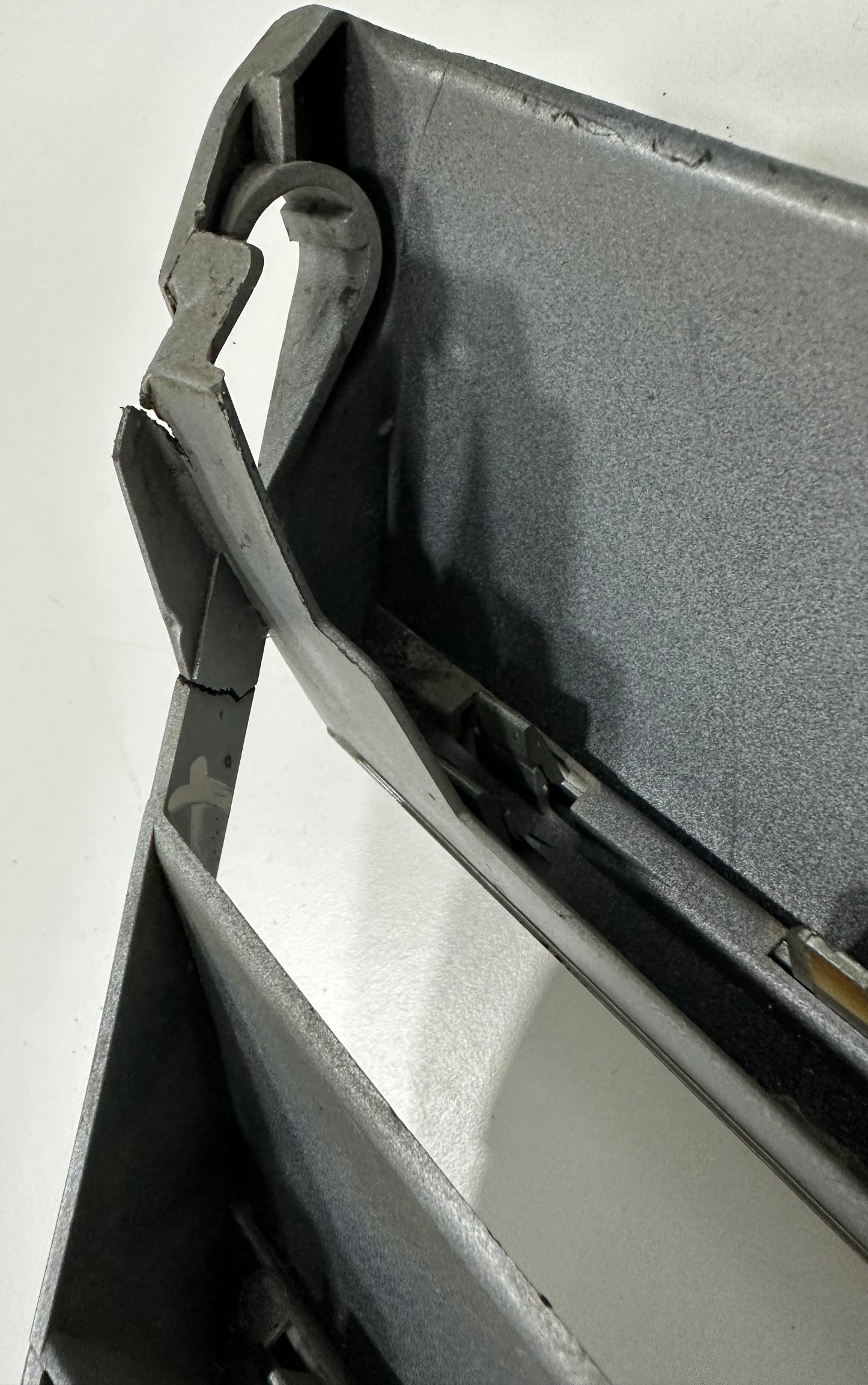 MERCEDES B CLASS W245 FRONT GRILLE (A1698881660)