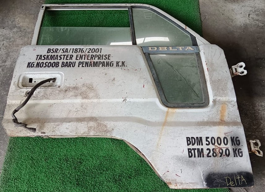 DAIHATSU DELTA DOOR PANEL FRH COMPLETE WHITE (DP00010)