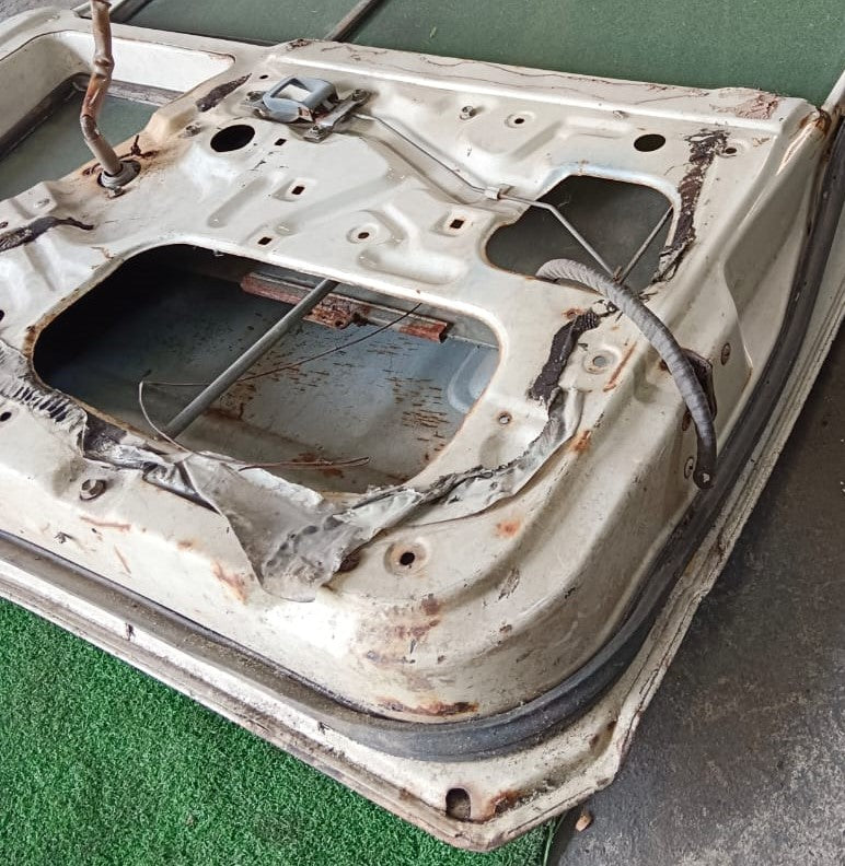 DAIHATSU DELTA DOOR PANEL FRH COMPLETE WHITE (DP00010)