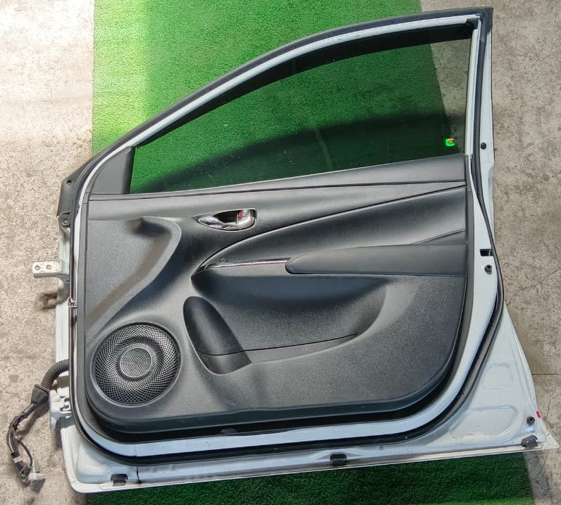 TOYOTA YARIS DOOR PANEL FRH COMPLETE WHITE (DP00032)