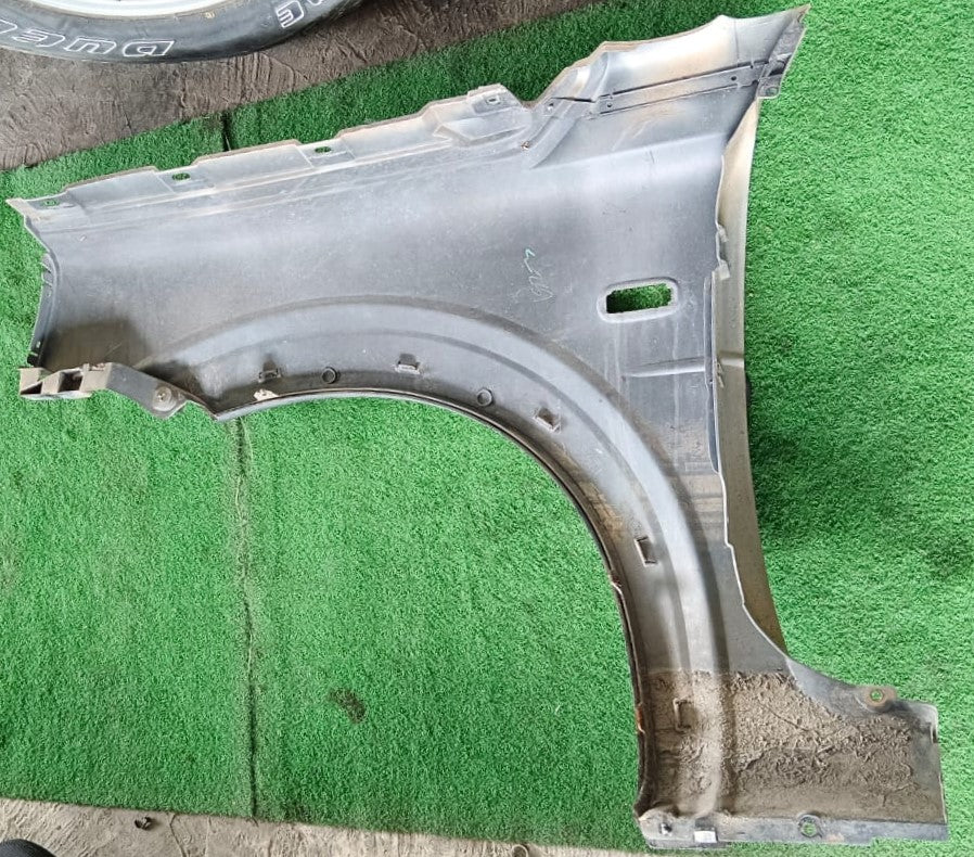 LAND ROVER HSE FRONT FENDER WITH HOLE BROWN RH (FFWH054)