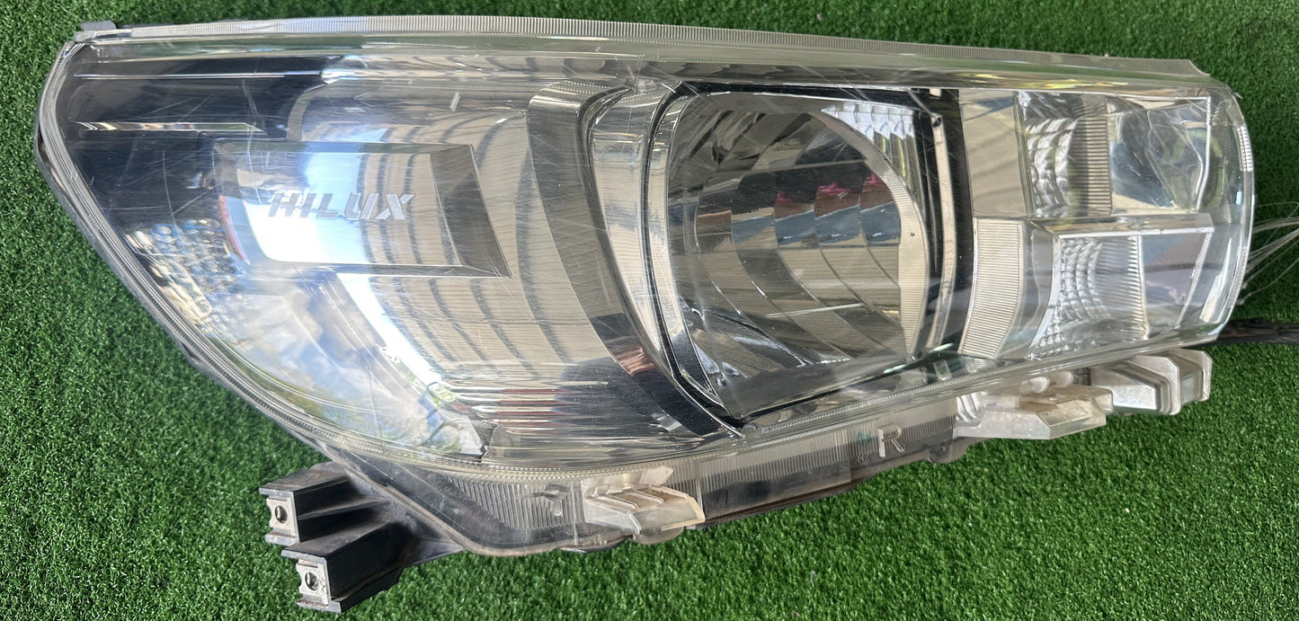 TOYOTA HILUX REVO HEAD LAMP RH (HL0010)