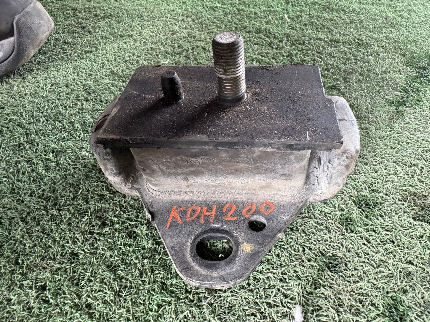 TOYOTA HIACE KDH200 ENGINE MOUNTING RH (EM0023)
