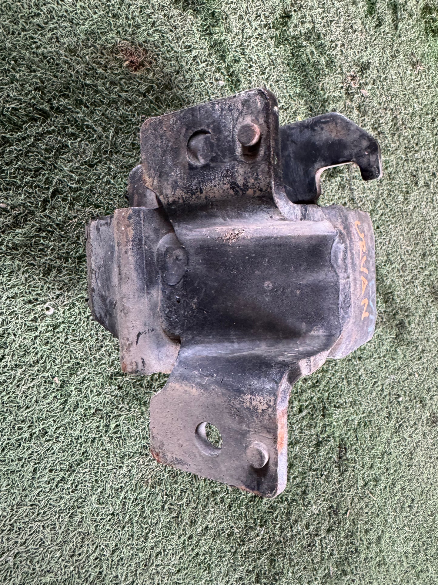 NISSAN URVAN E25 ENGINE MOUNTING LH (EM0035)