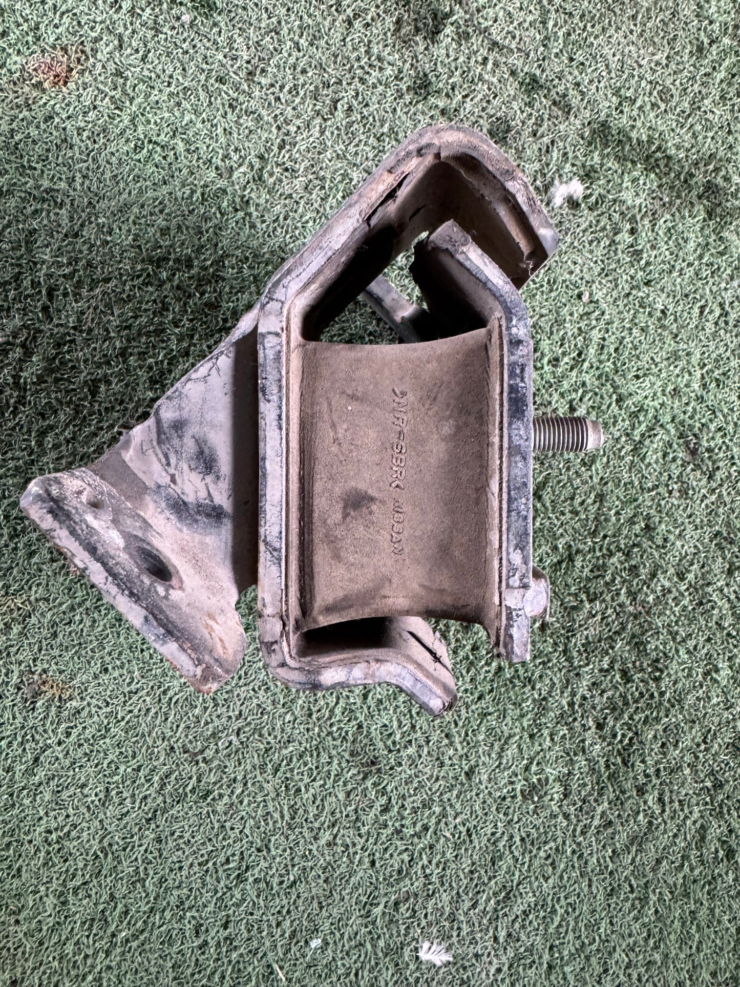 NISSAN URVAN E25 ENGINE MOUNTING LH (EM0035)