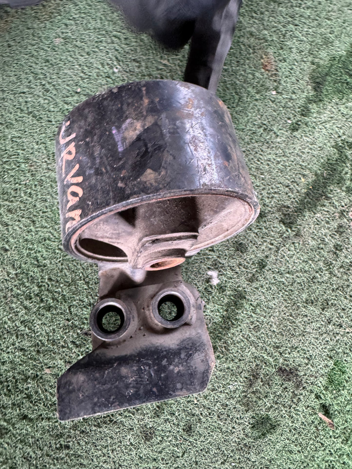NISSAN URVAN E25 GEARBOX MOUNTING (EM0037)
