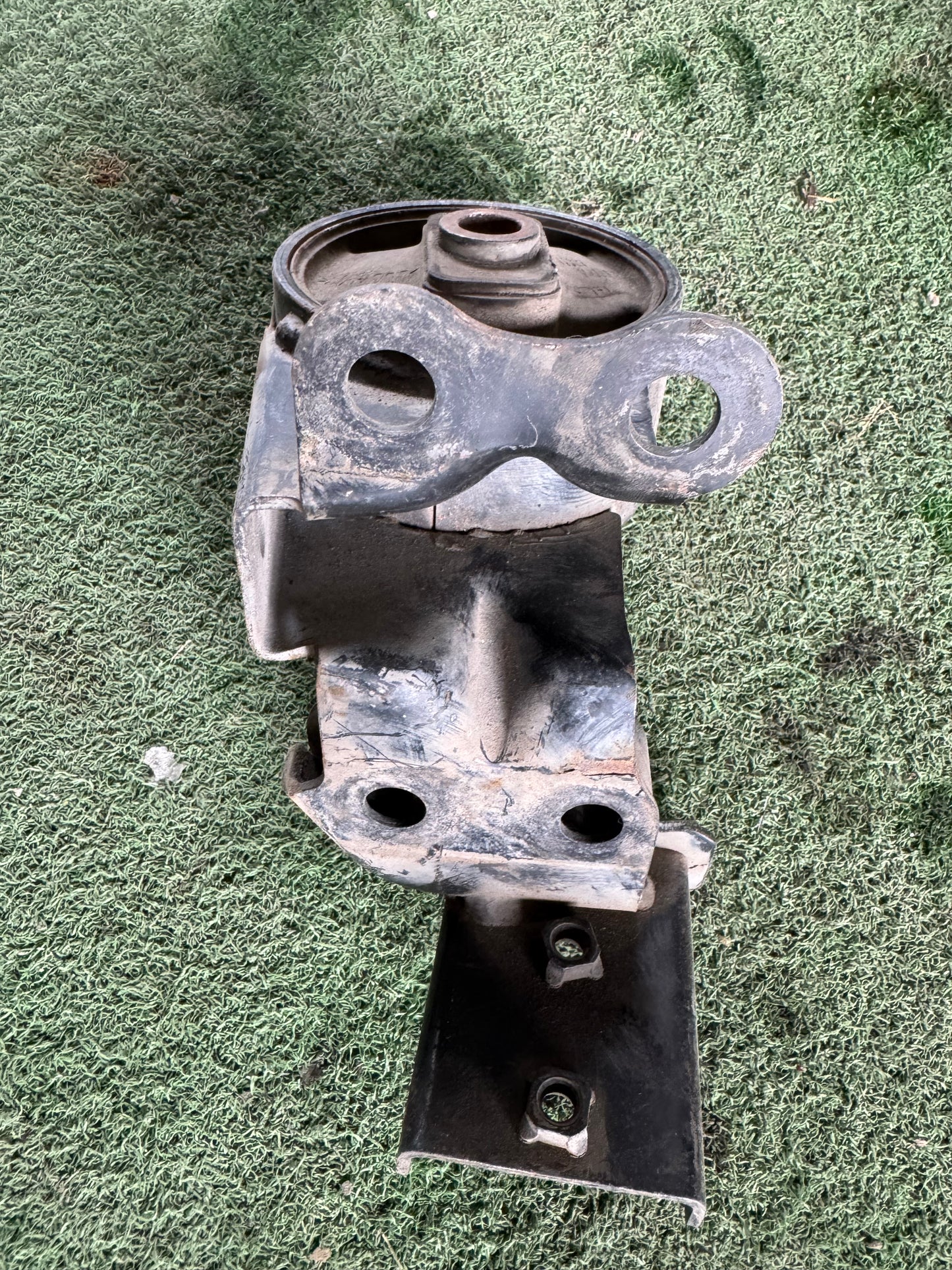 NISSAN URVAN E25 GEARBOX MOUNTING (EM0037)