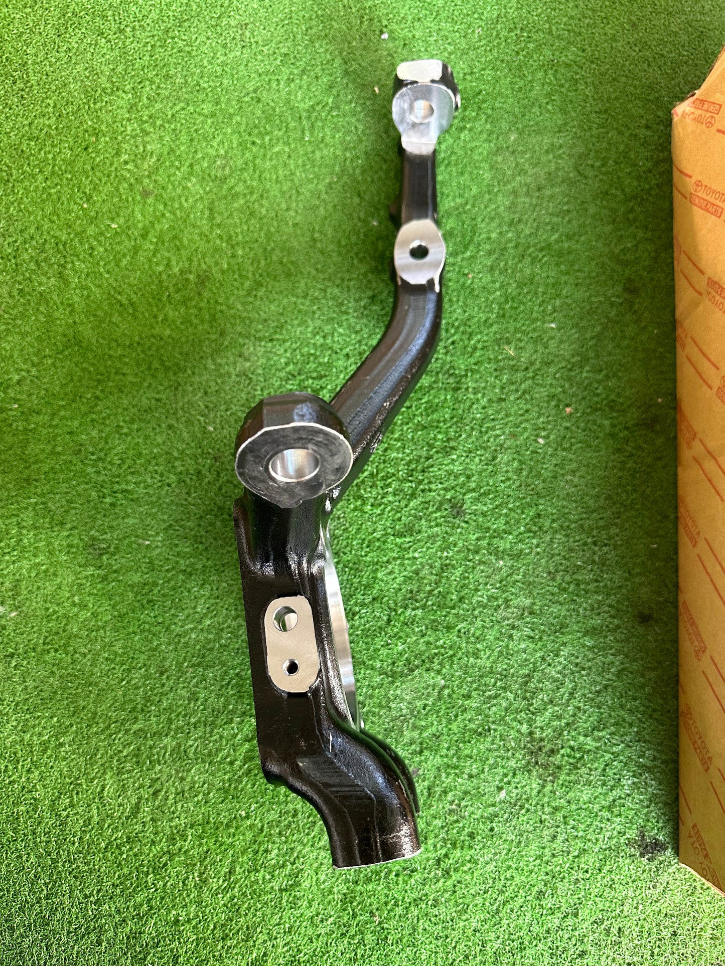 TOYOTA PRADO 4.0, LAND CRUISER GRJ120, RZJ120, KDJ120, KZJ120 KNUCKLE ARM LEFT (43212-60170)