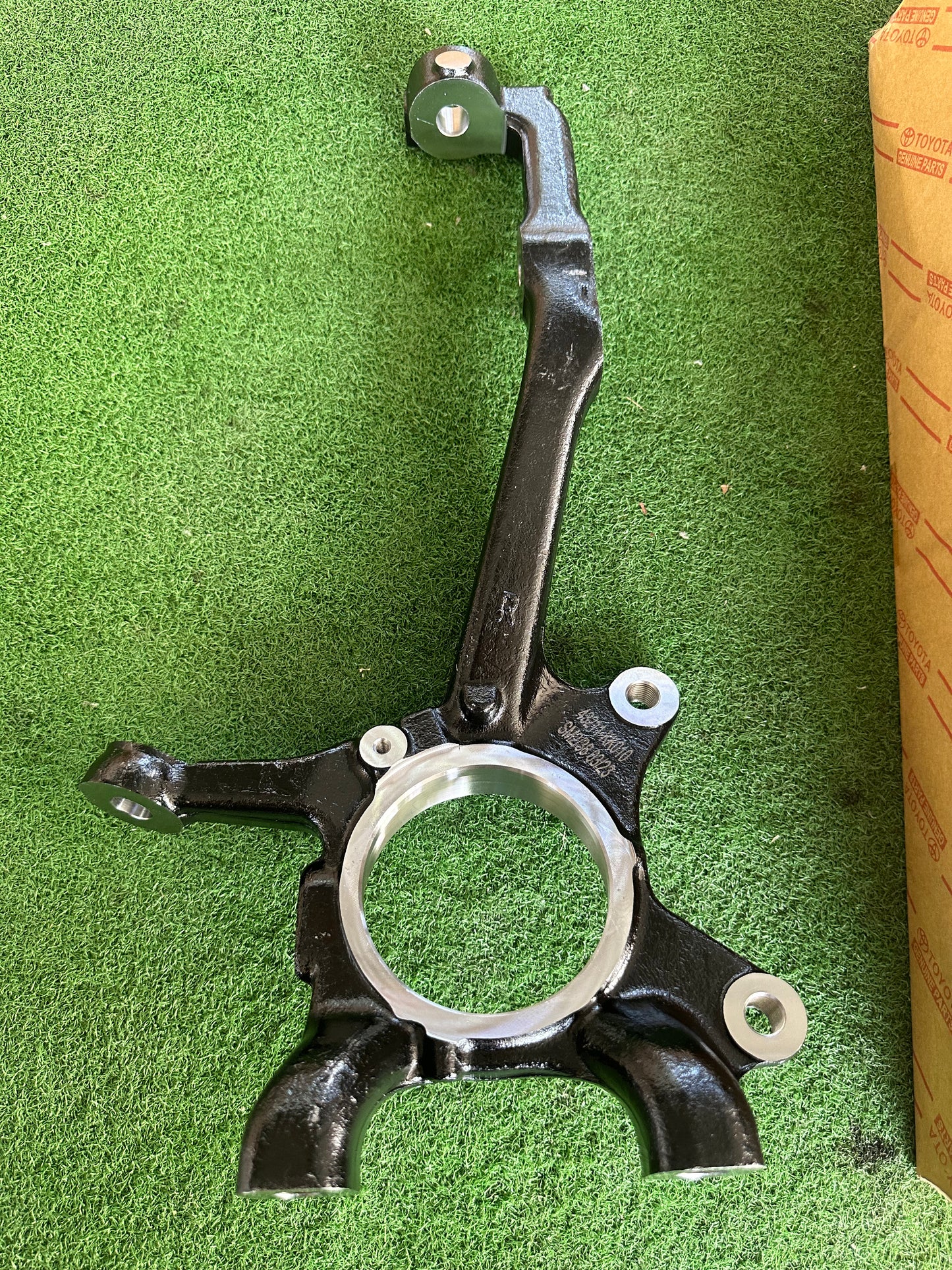 TOYOTA HILUX REVO GUN126, GUN126 KNUCKLE ARM RH (43211-KK010)