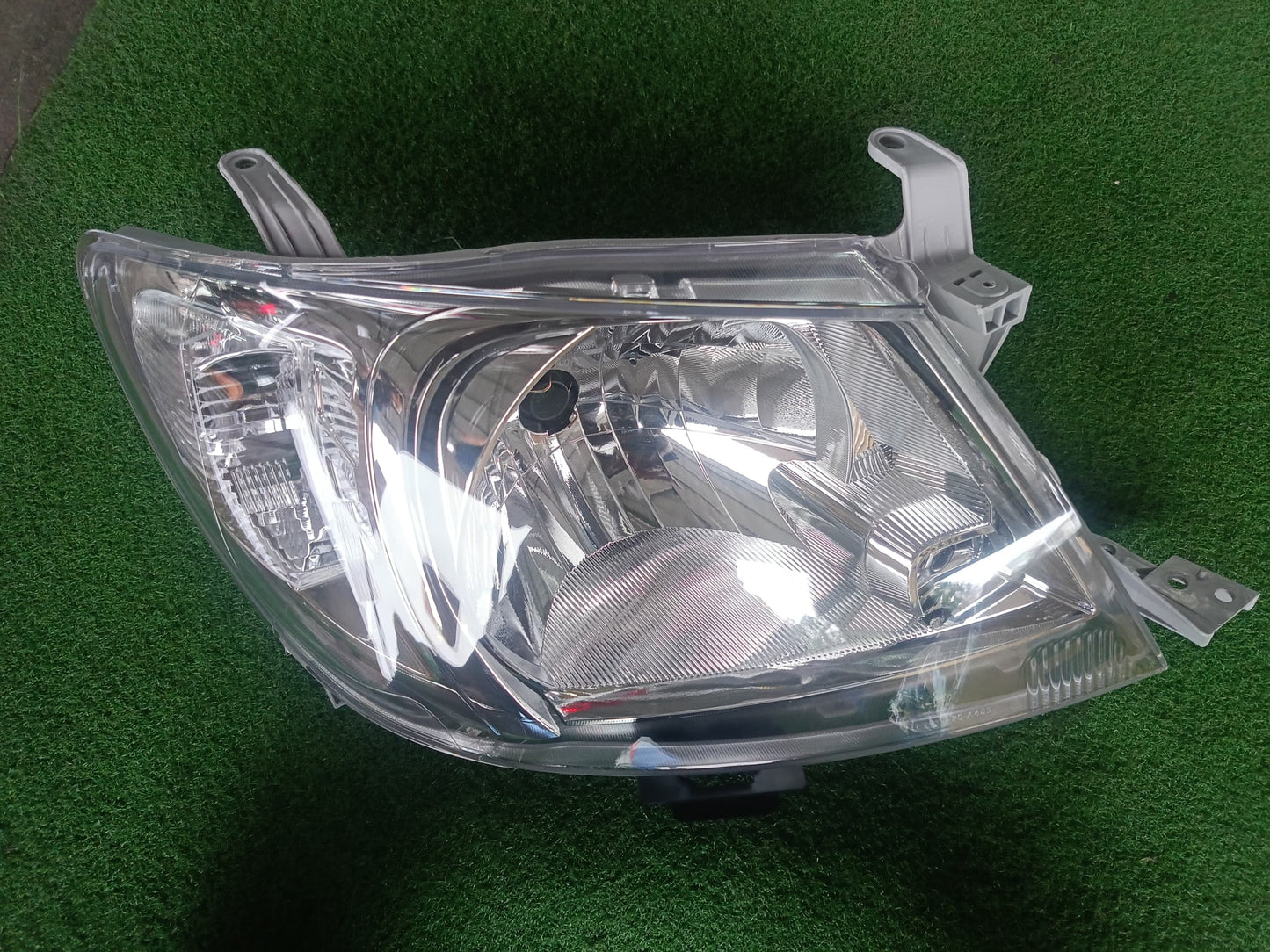 TOYOTA HILUX VIGO (KUN25) 2008 2/4DOOR HEAD LAMP RH (TYN07F-4031A-RNND) (NEW)