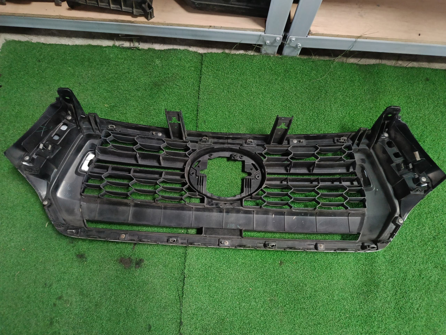 TOYOTA HILUX REVO GRILLE (53111-YP090)