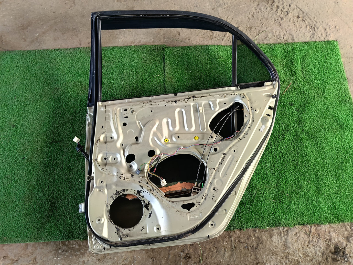 TOYOTA COROLLA ALTIS RRH DOOR PANEL COMPLETE (DP00191)