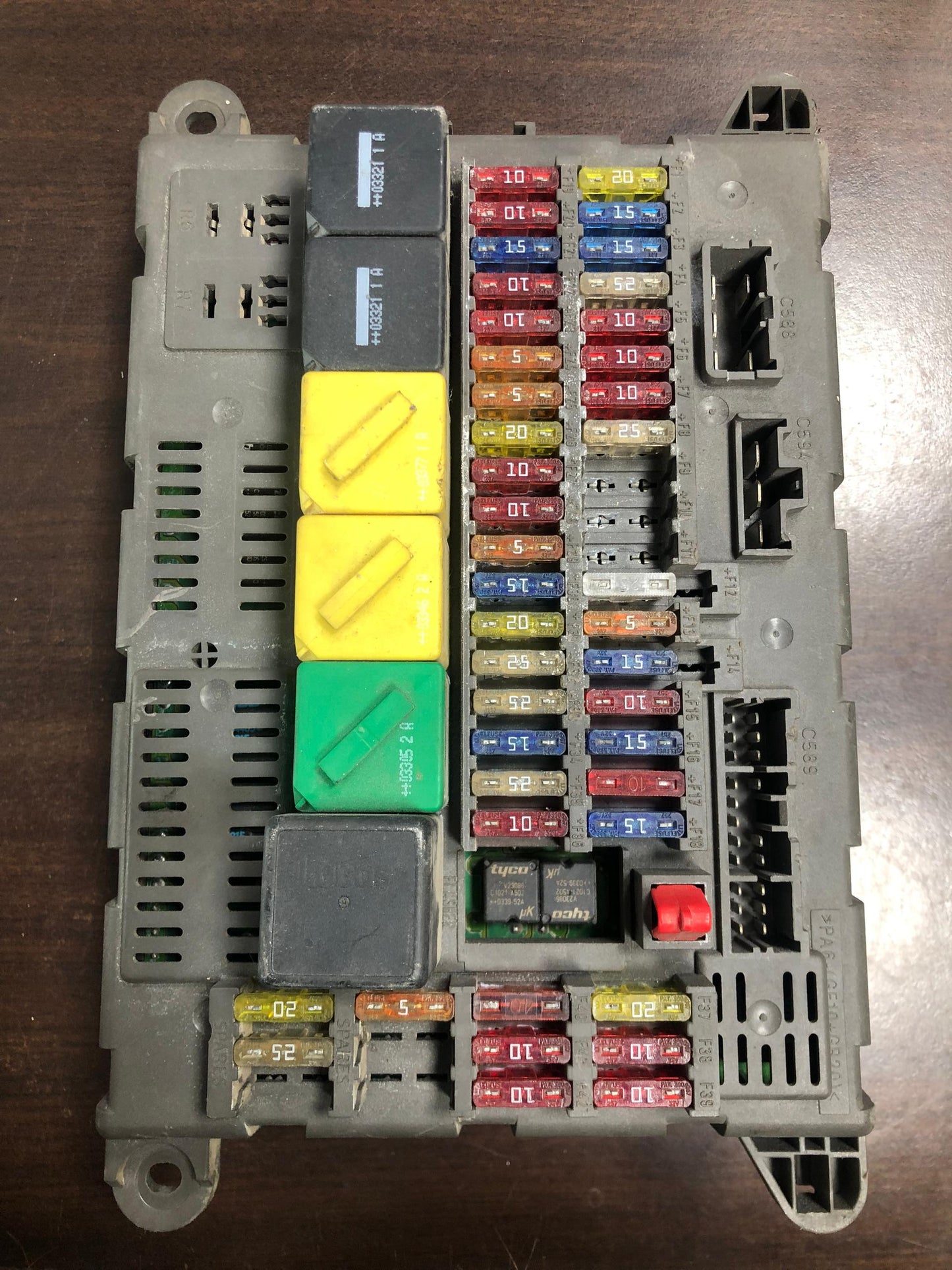 LAND ROVER HSE FUSE BOX (YOE 500150)