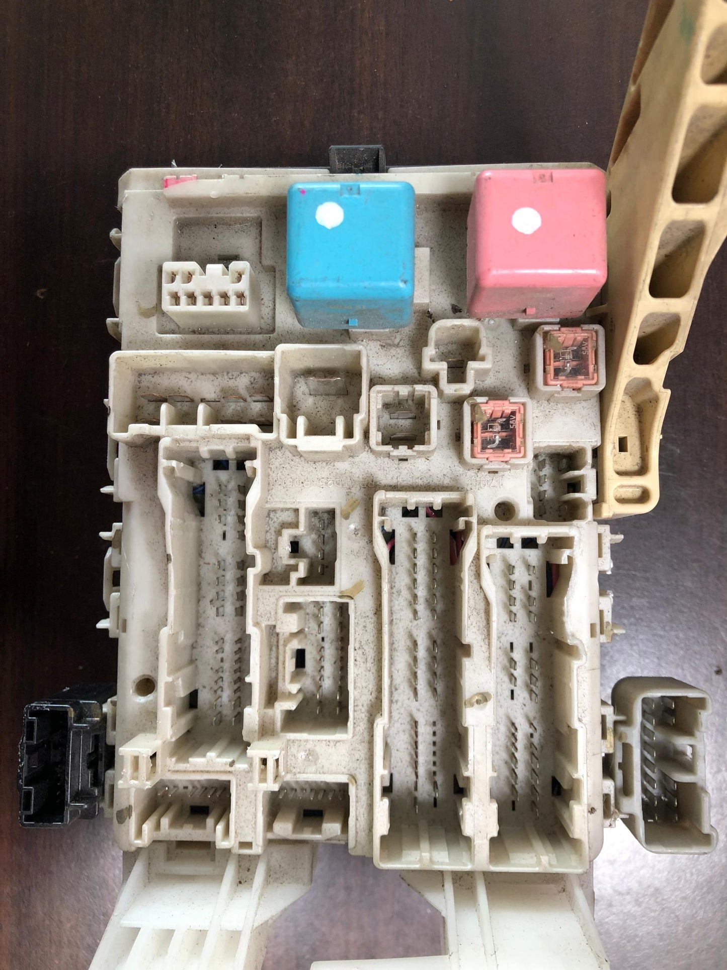 TOYOTA YARIS FUSE BOX (82730-52690)
