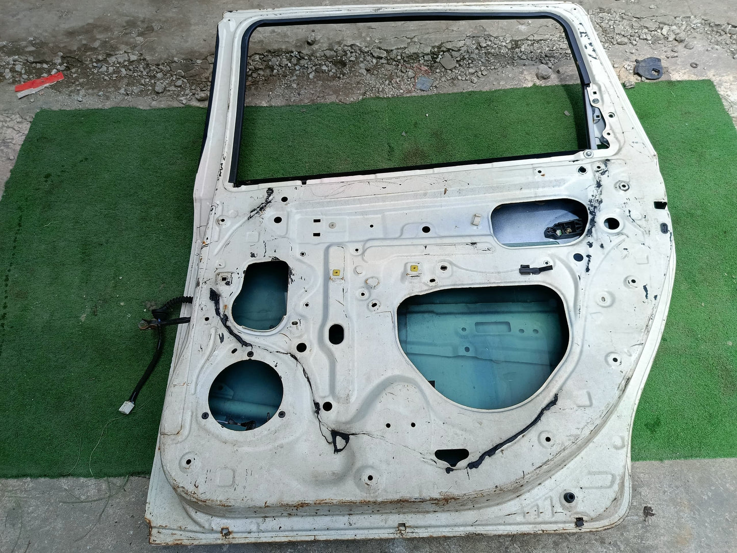 PERODUA ALZA DOOR PANEL RRH KOSONG WHITE (DP00241)