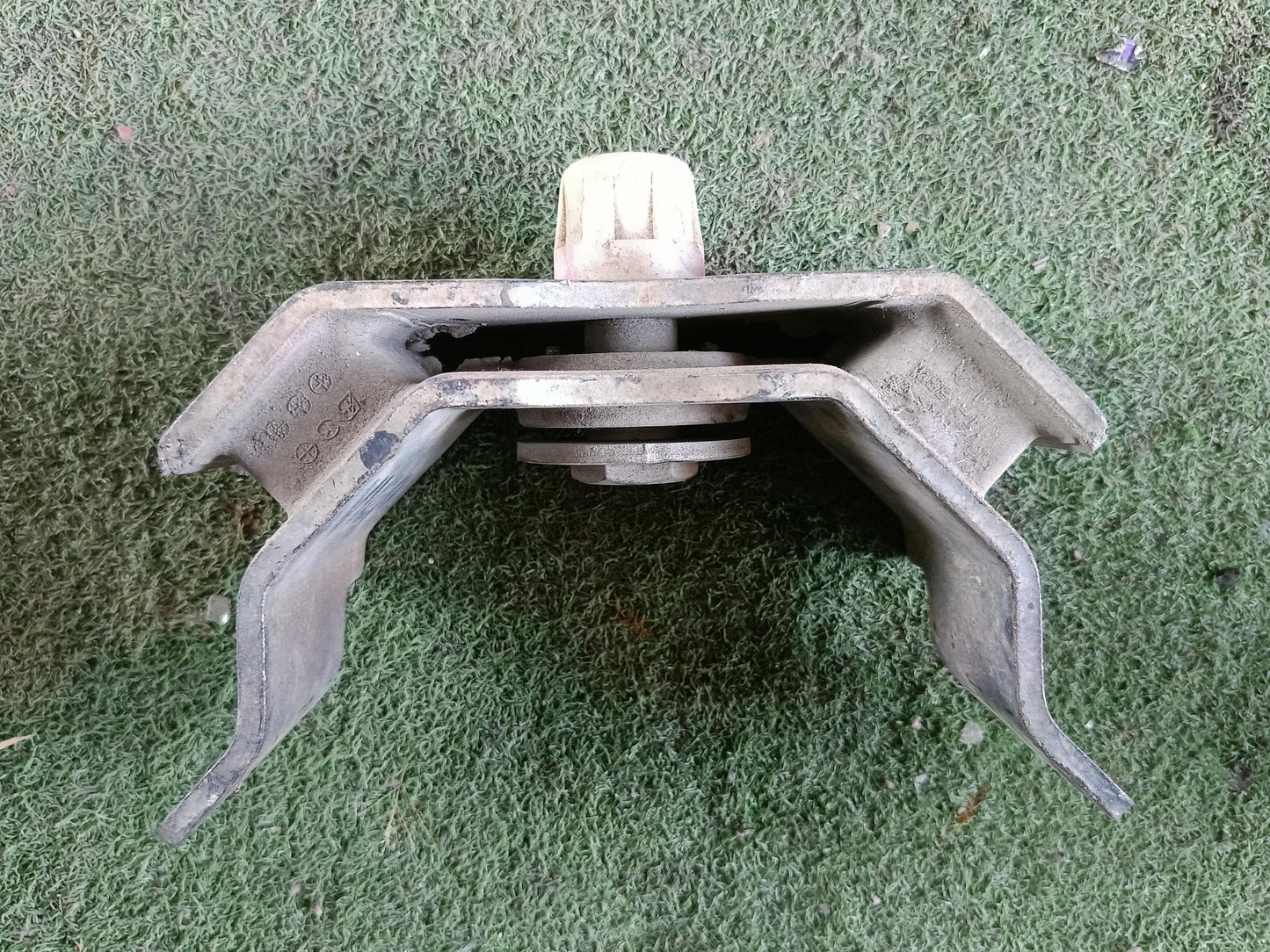 TOYOTA HILUX VIGO GEARBOX MOUNTING (EM0053)