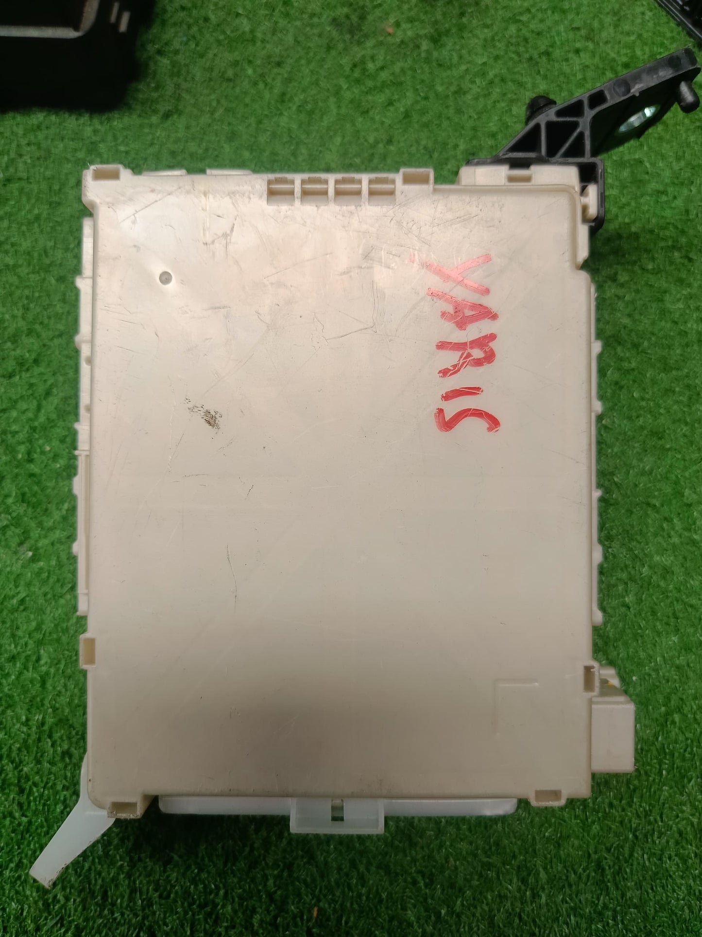 TOYOTA YARIS COMPUTER BCM ECU (9H) (89221-0D670)