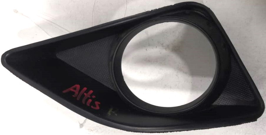 TOYOTA ALTIS FOG LAMP COVER GOT HOLE RH (ZRE142)