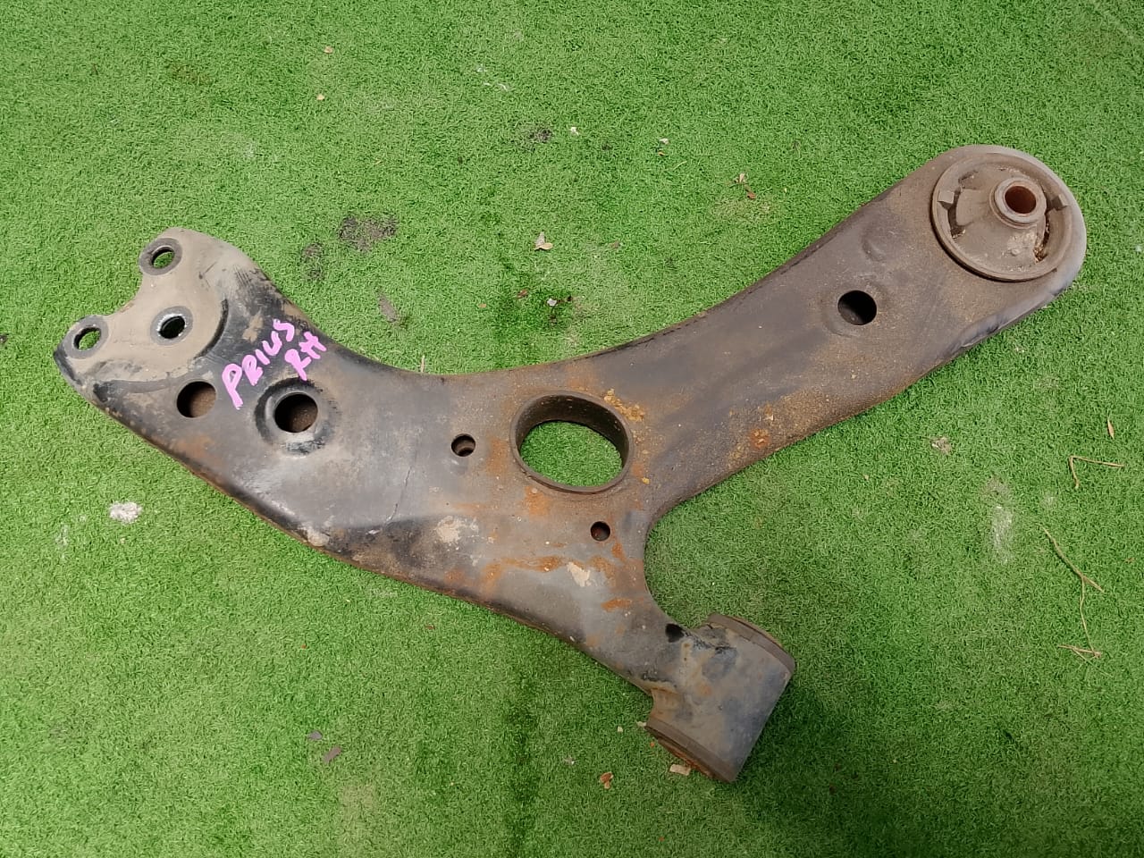 TOYOTA PRIUS LOWER ARM RH (U) (LAM053)