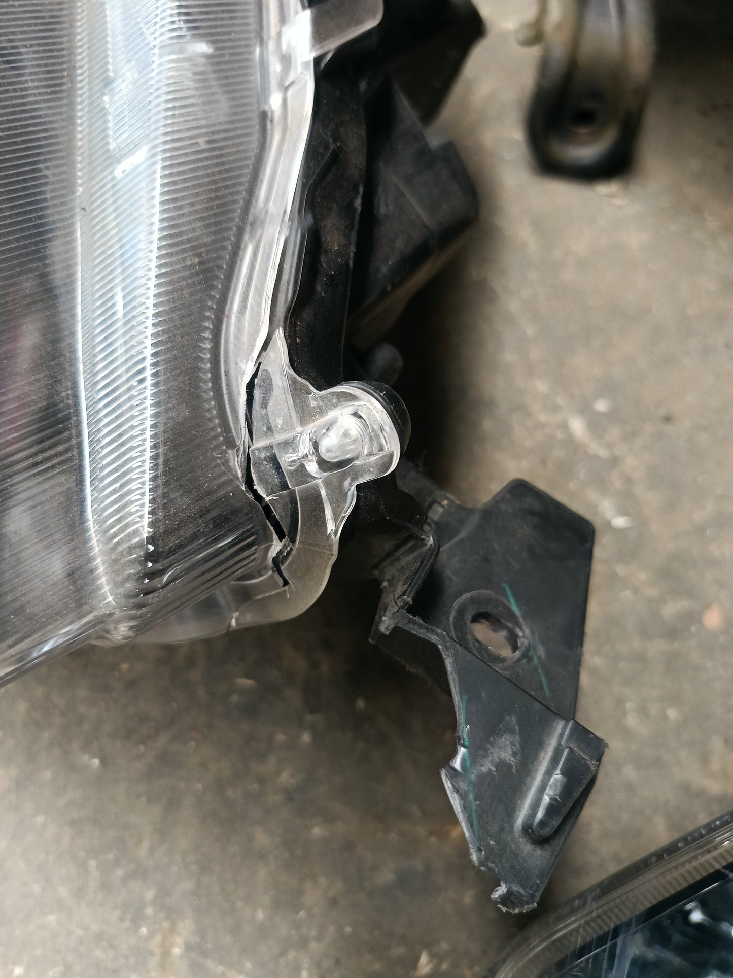 PERODUA ATIVA HEAD LAMP RH (HL0124) (ADA PATAH)