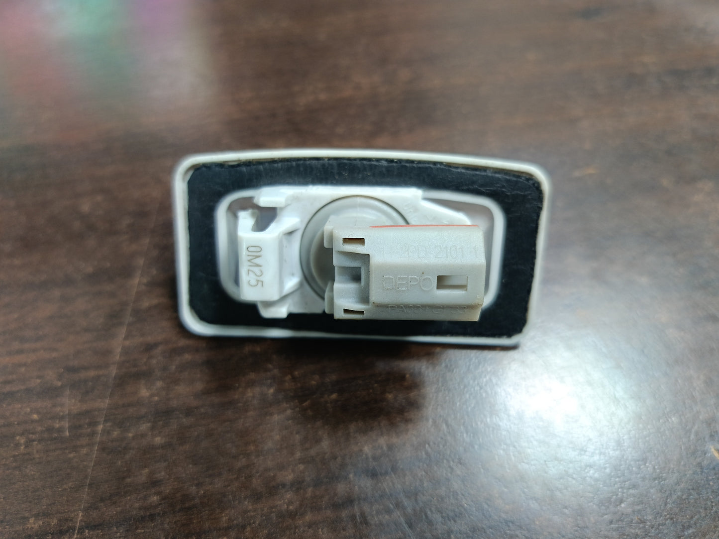 PERODUA ARUZ/BEZZA/VIVA/KELISA & TOYOTA AVANZA REAR NUMBER PLATE LAMP ASSY (81270-BZ110)