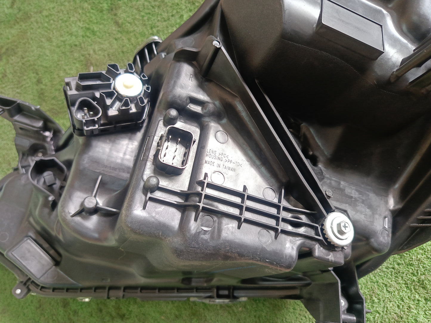 PERODUA MYVI 2021 HEAD LAMP WITH LED RIGHT (PDV02G-4031A-ROND)