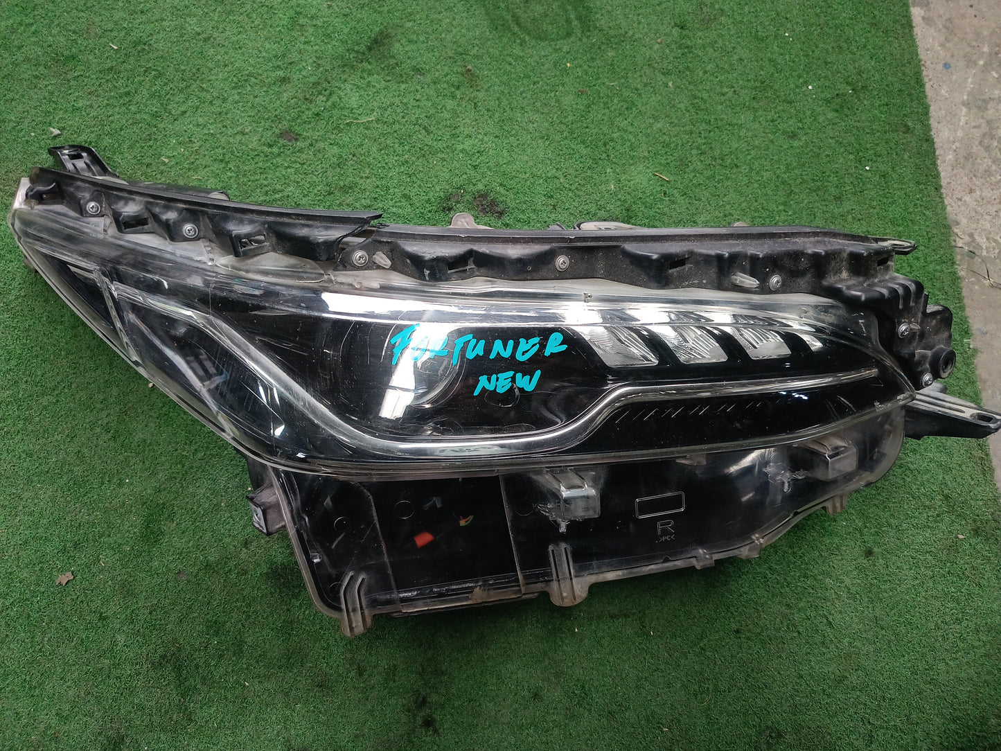 TOYOTA FORTUNER NEW HEAD LAMP RH (HL0101)