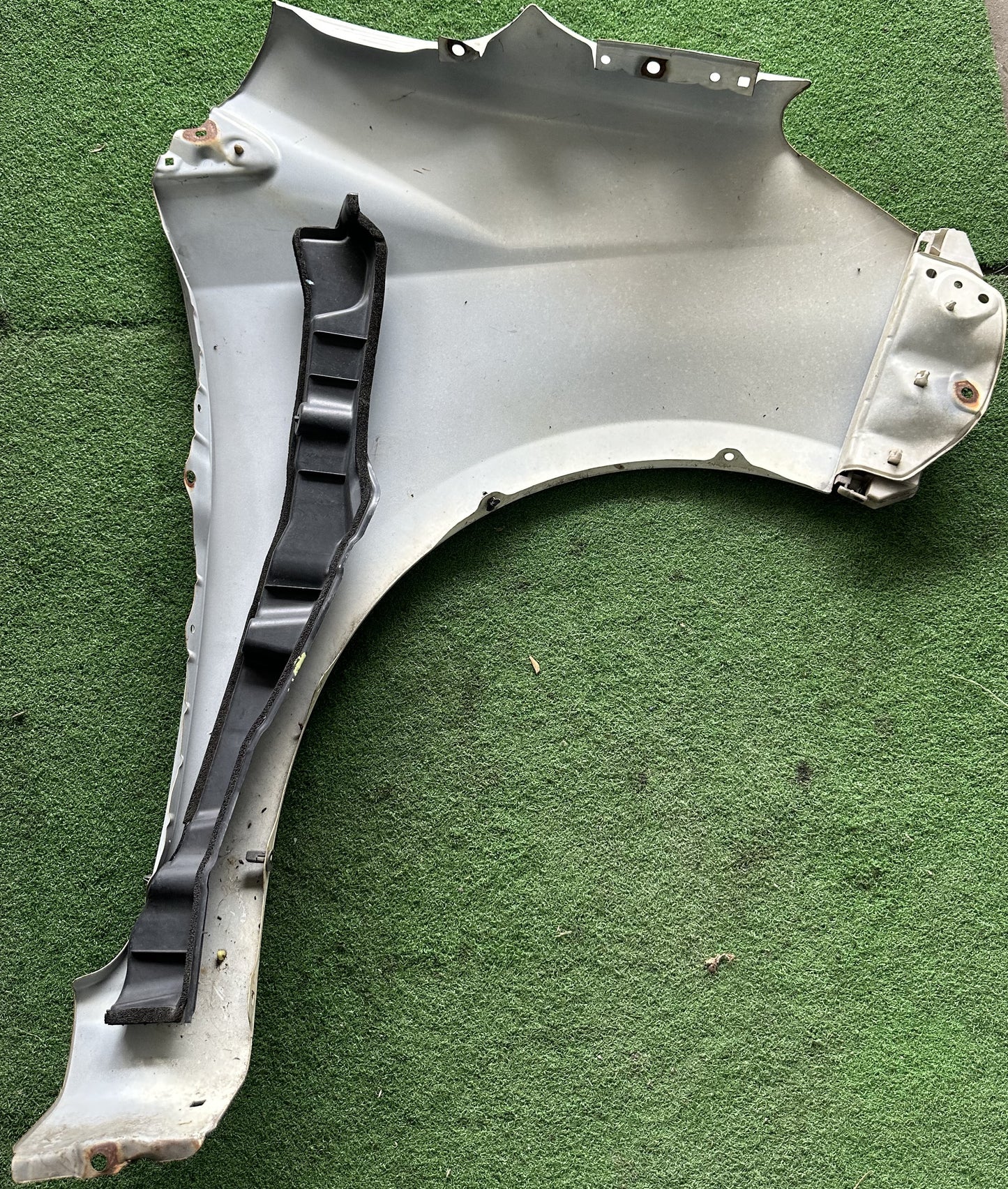 PERODUA ALZA FRONT FENDER WITHOUT HOLE WHITE LH (FFWH009)