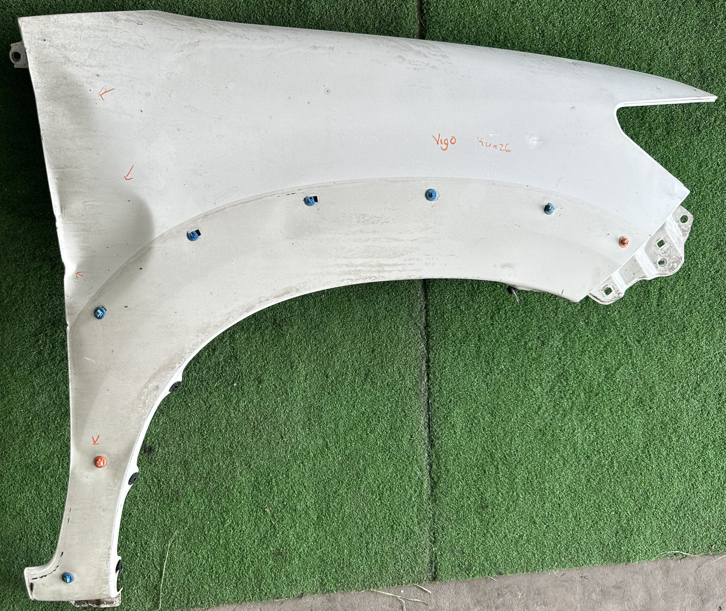 TOYOTA VIGO KUN26 FRONT FENDER WITHOUT HOLE WHITE RH (FFWH021)