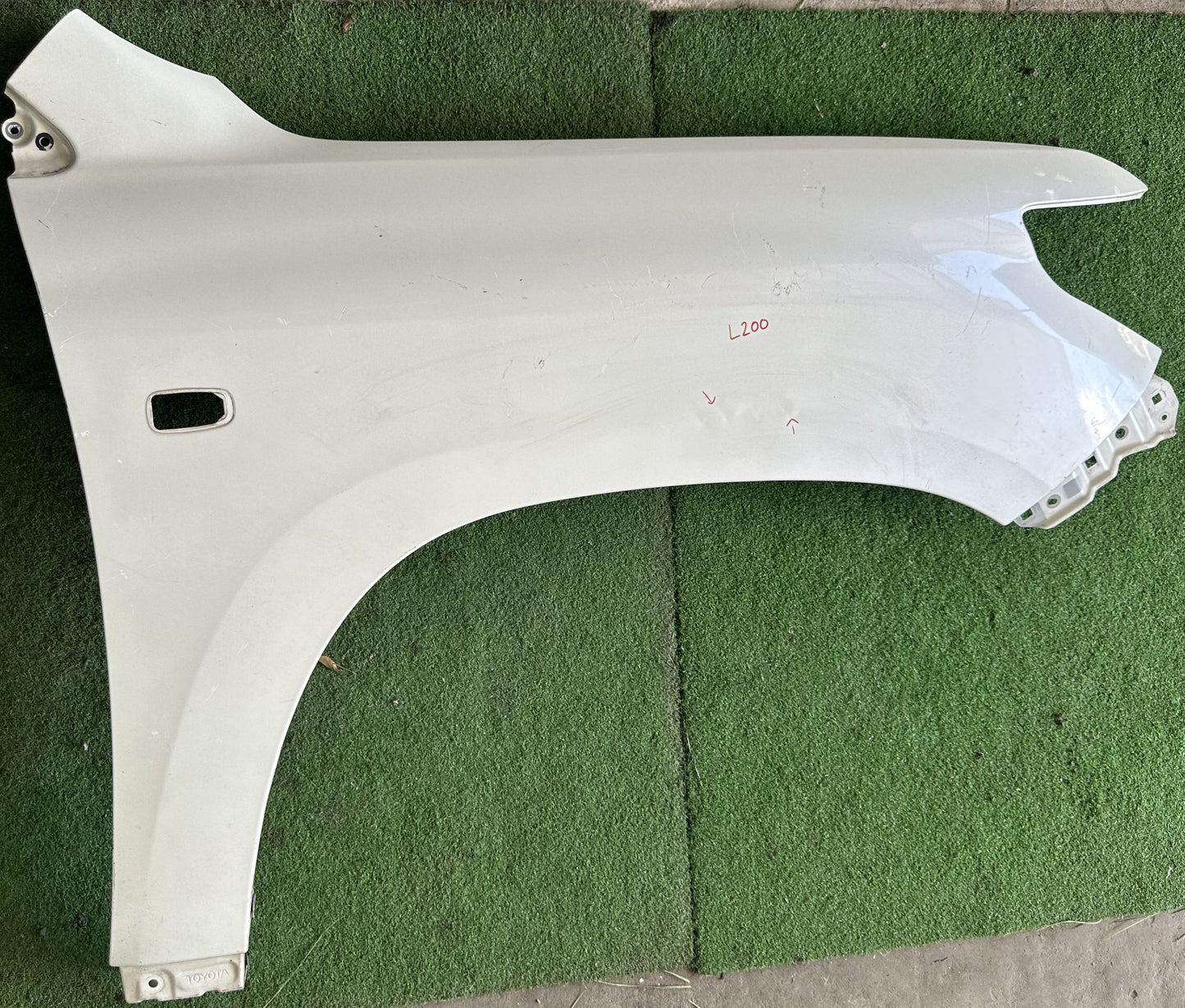 TOYOTA LAND CRUISER L200 FRONT FENDER WITH HOLE WHITE RH (FFWH026)
