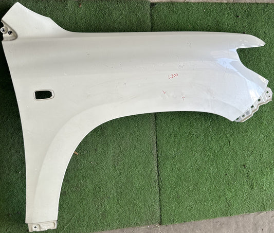 TOYOTA LAND CRUISER L200 FRONT FENDER WITH HOLE WHITE RH (FFWH026)