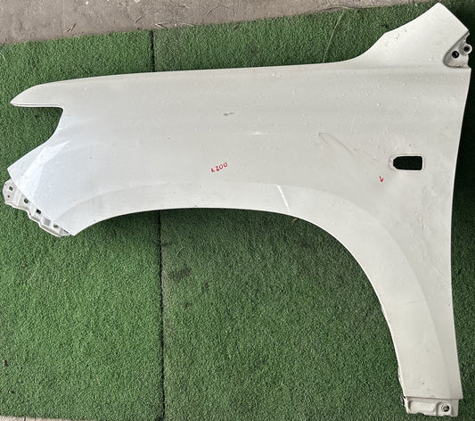 TOYOTA LAND CRUISER L200 FRONT FENDER WITH HOLE WHITE LH (FFWH027)