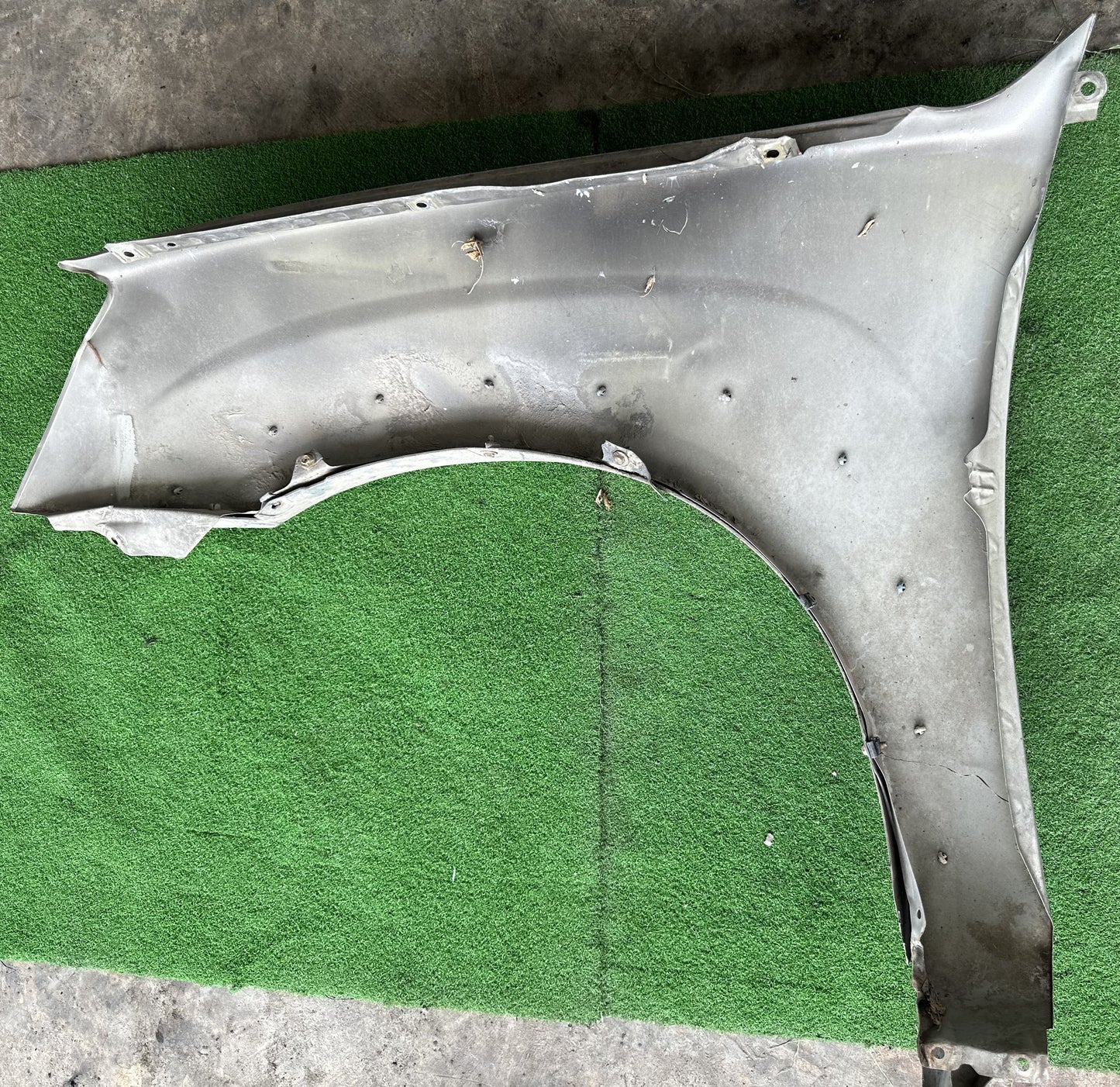 ISUZU DMAC ITEQ FRONT FENDER WITHOUT HOLE SILVER RH (FFWH035)