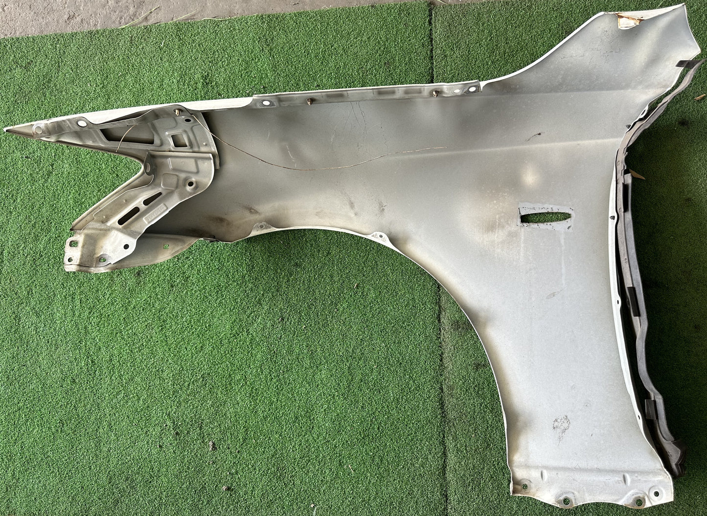 LEXUS IS250 FRONT FENDER WITH HOLE WHITE RH (FFWH040)