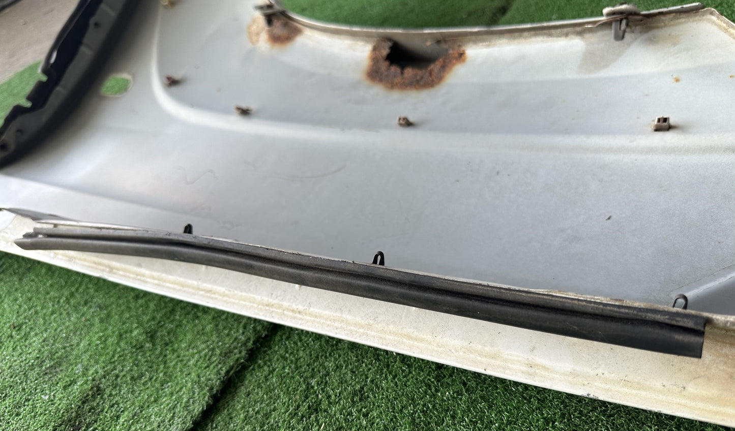 PRADO 120 FRONT FENDER WITH HOLE WHITE LH (FFWH043)