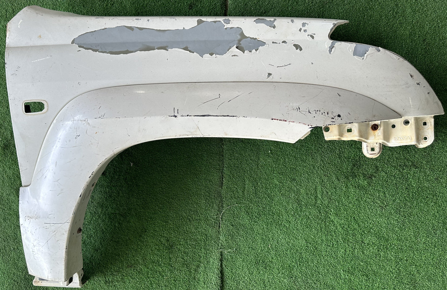 PRADO 120 FRONT FENDER WITH HOLE WHITE LH (FFWH043)