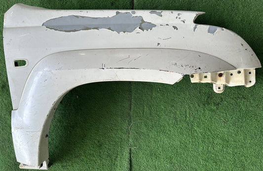 PRADO 120 FRONT FENDER WITH HOLE WHITE LH (FFWH043)